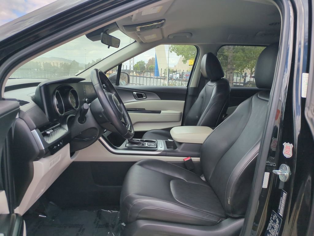 Used 2023 Kia Carnival LX FWD image 22