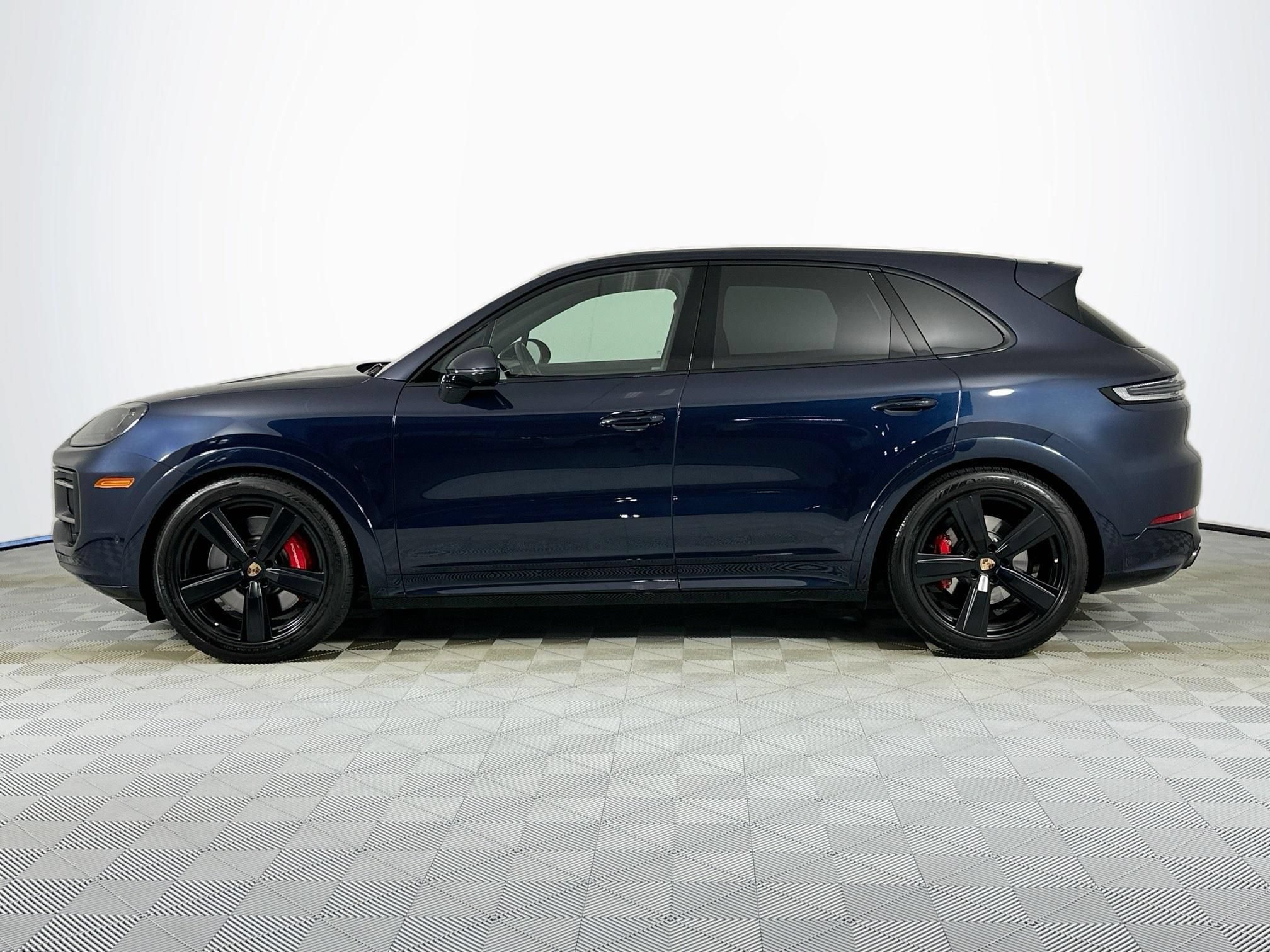 Used 2025 Porsche Cayenne GTS AWD/4WD image 8