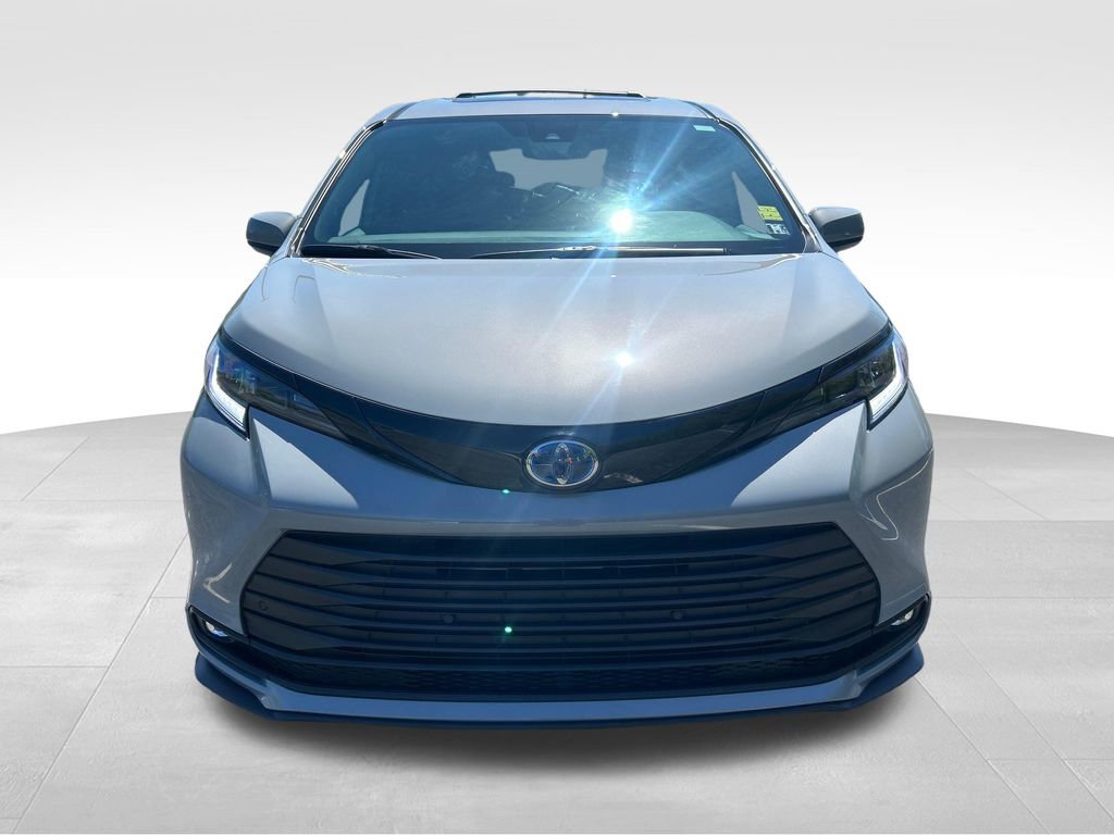 Used 2025 Toyota Sienna XLE Woodland Edition AWD/4WD image 8