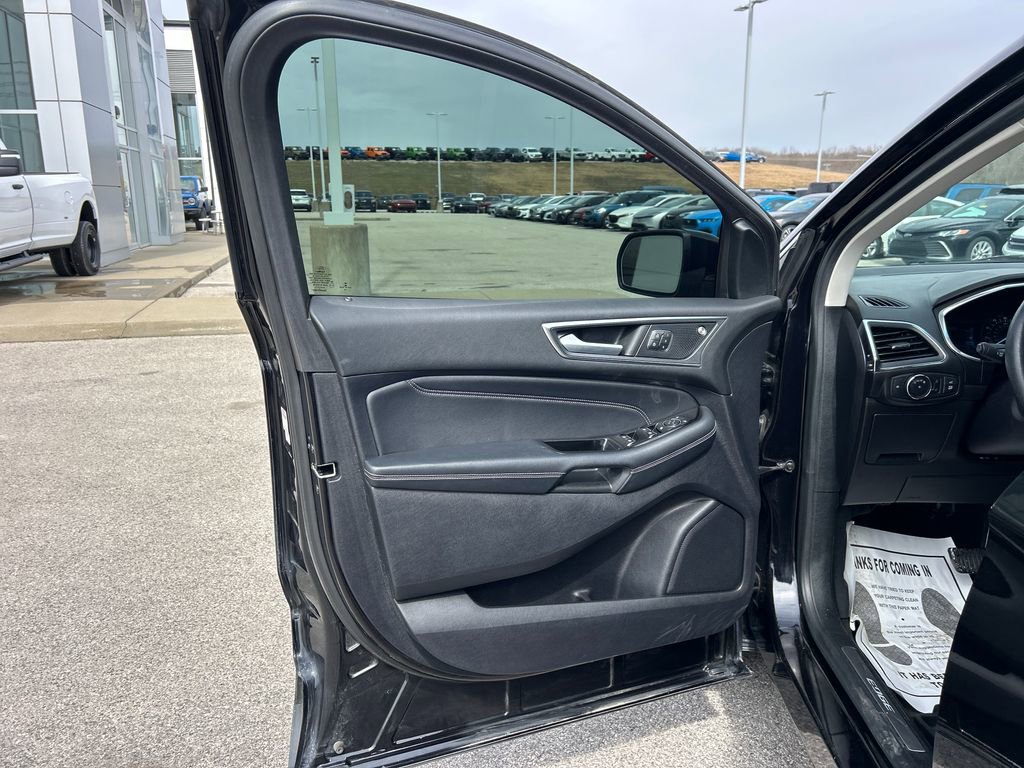 Used 2019 Ford Edge Titanium w/ Equipment Group 301A AWD/4WD image 33