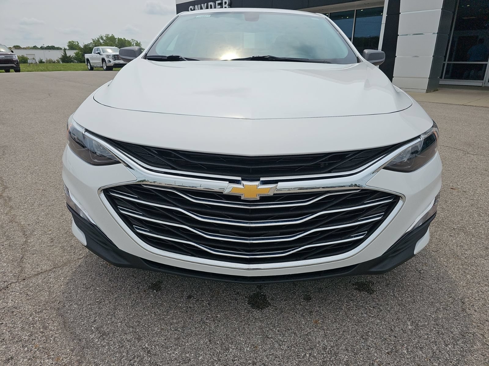 Used 2022 Chevrolet Malibu LS FWD image 2
