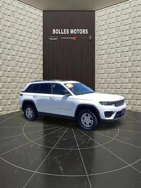 Certified 2023 Jeep Grand Cherokee Laredo AWD/4WD image 2