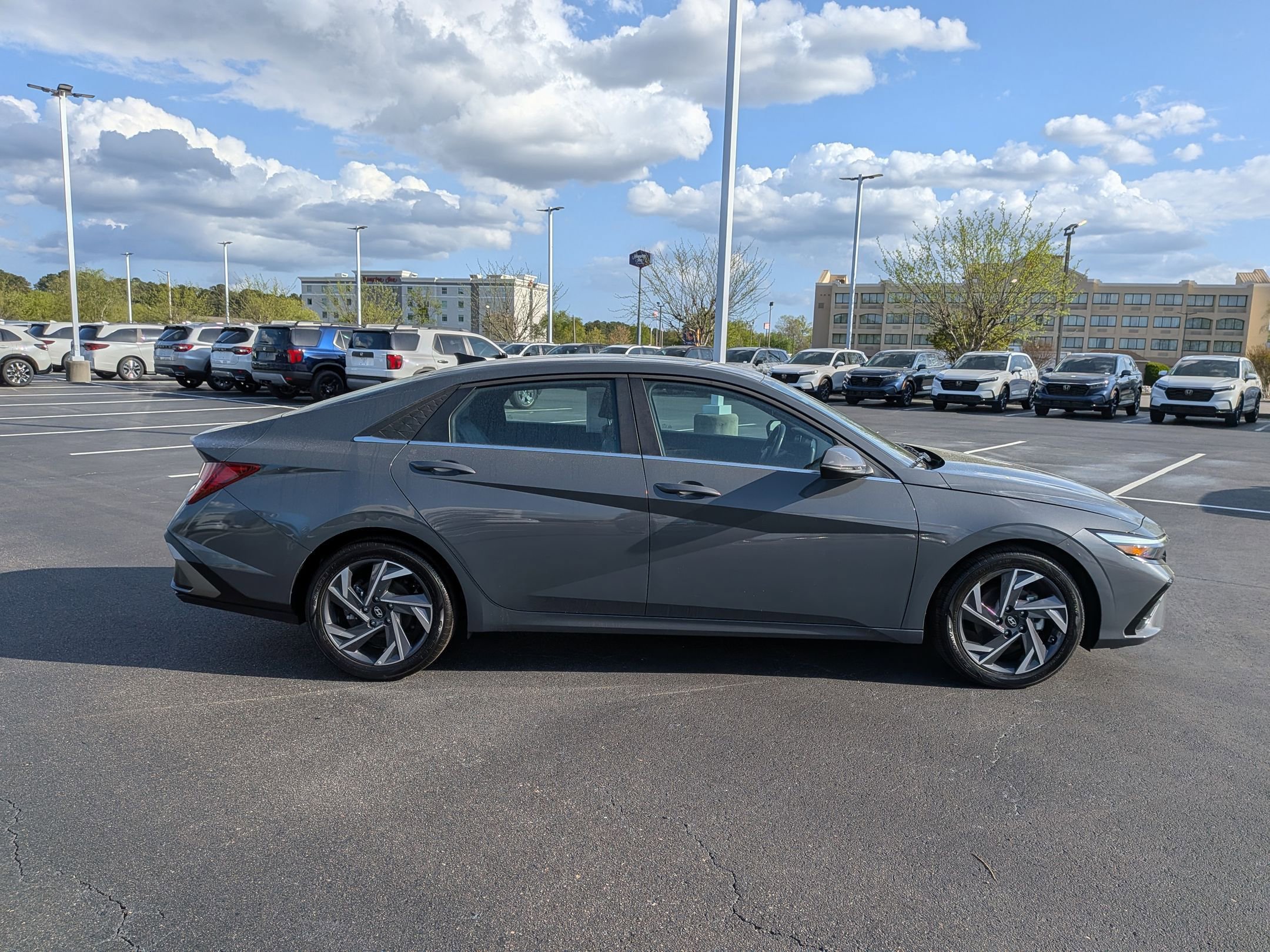 Used 2025 Hyundai Elantra Limited image 2
