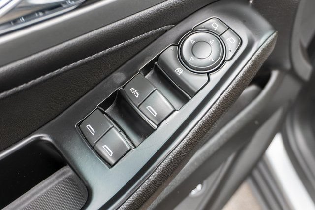Used 2023 Chevrolet Traverse LT FWD image 17