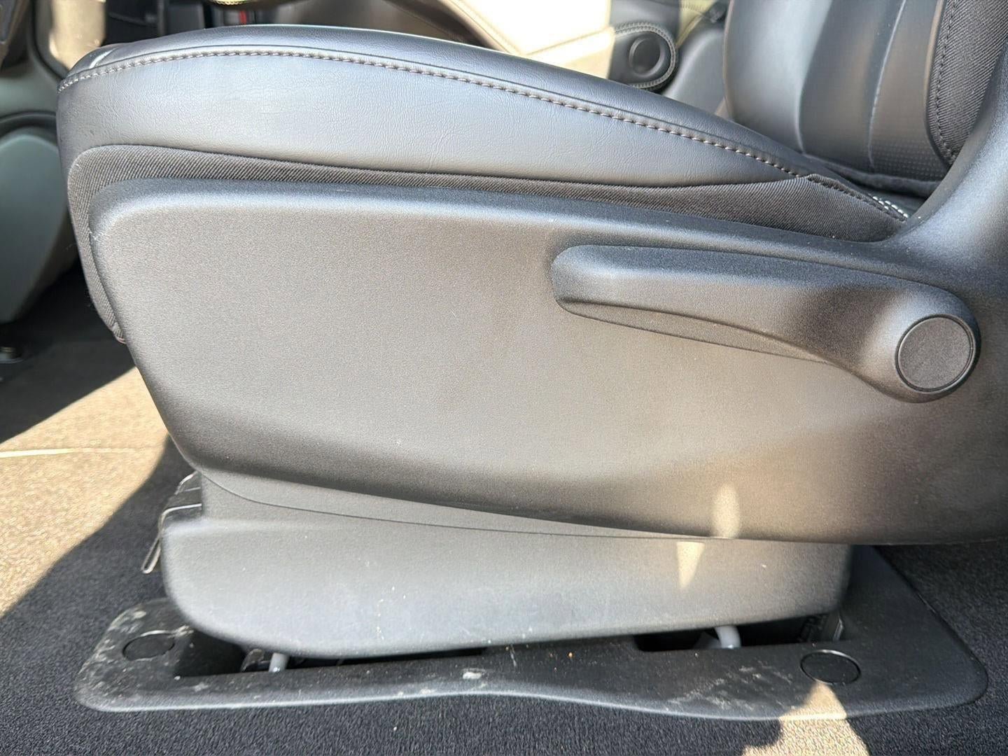 Used 2023 Chrysler Pacifica Touring-L w/ S Appearance Package FWD image 28