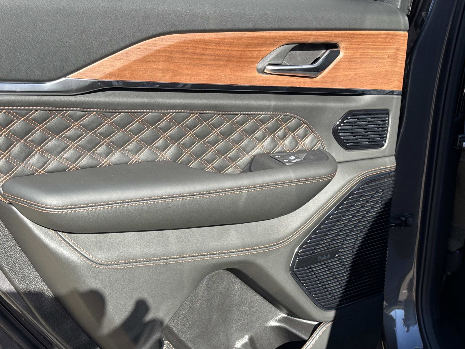 New 2025 Jeep Grand Cherokee Summit image 12