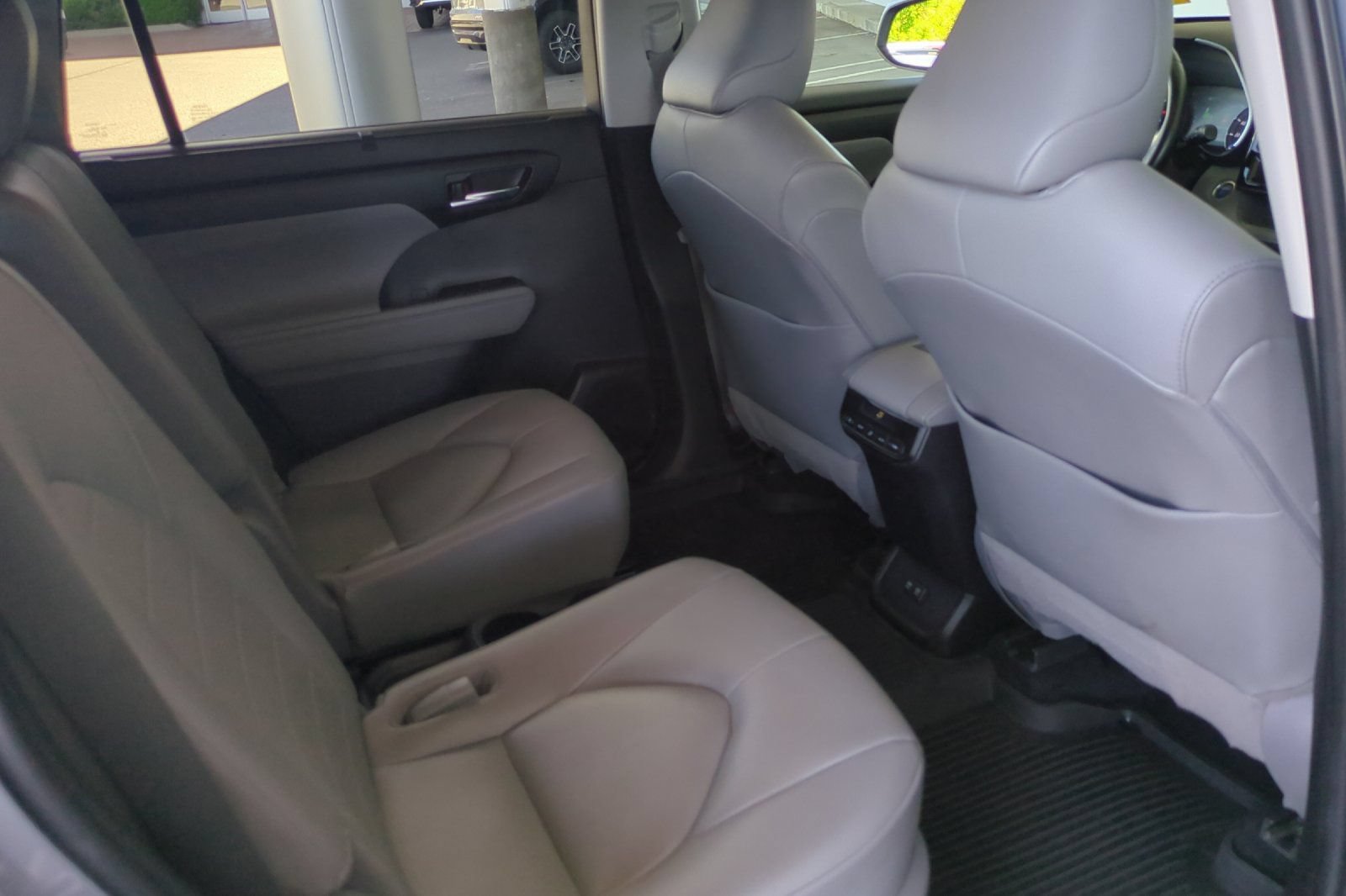 Used 2020 Toyota Highlander XLE AWD/4WD image 18