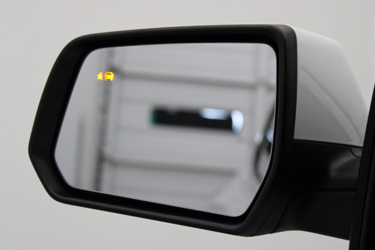 Used 2022 GMC Acadia SLT w/ LPO, Floor Liner Package FWD image 16