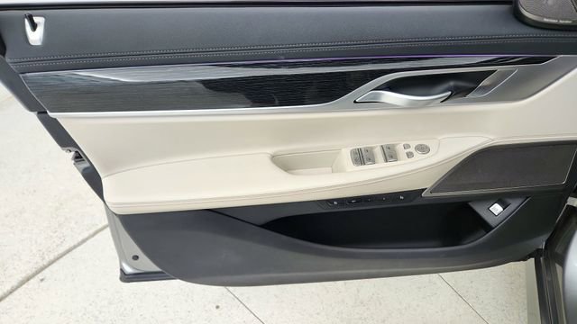 Used 2022 BMW 740i xDrive w/ M Sport Package image 36