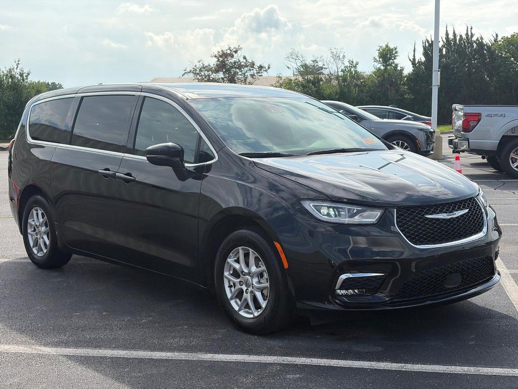 Used 2025 Chrysler Pacifica Select FWD image 3