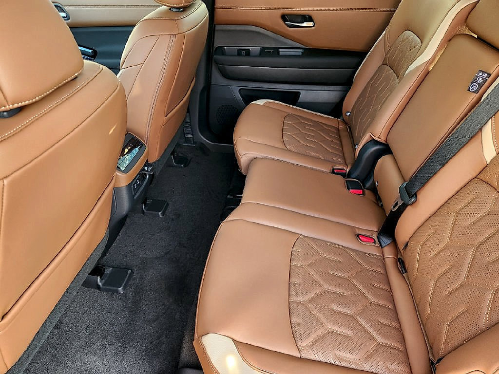 New 2026 Nissan Pathfinder Platinum w/ Cargo Package FWD image 25