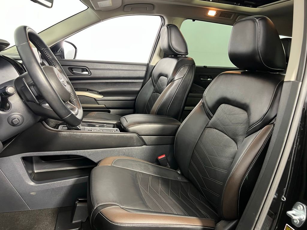 Used 2024 Nissan Pathfinder Platinum image 24