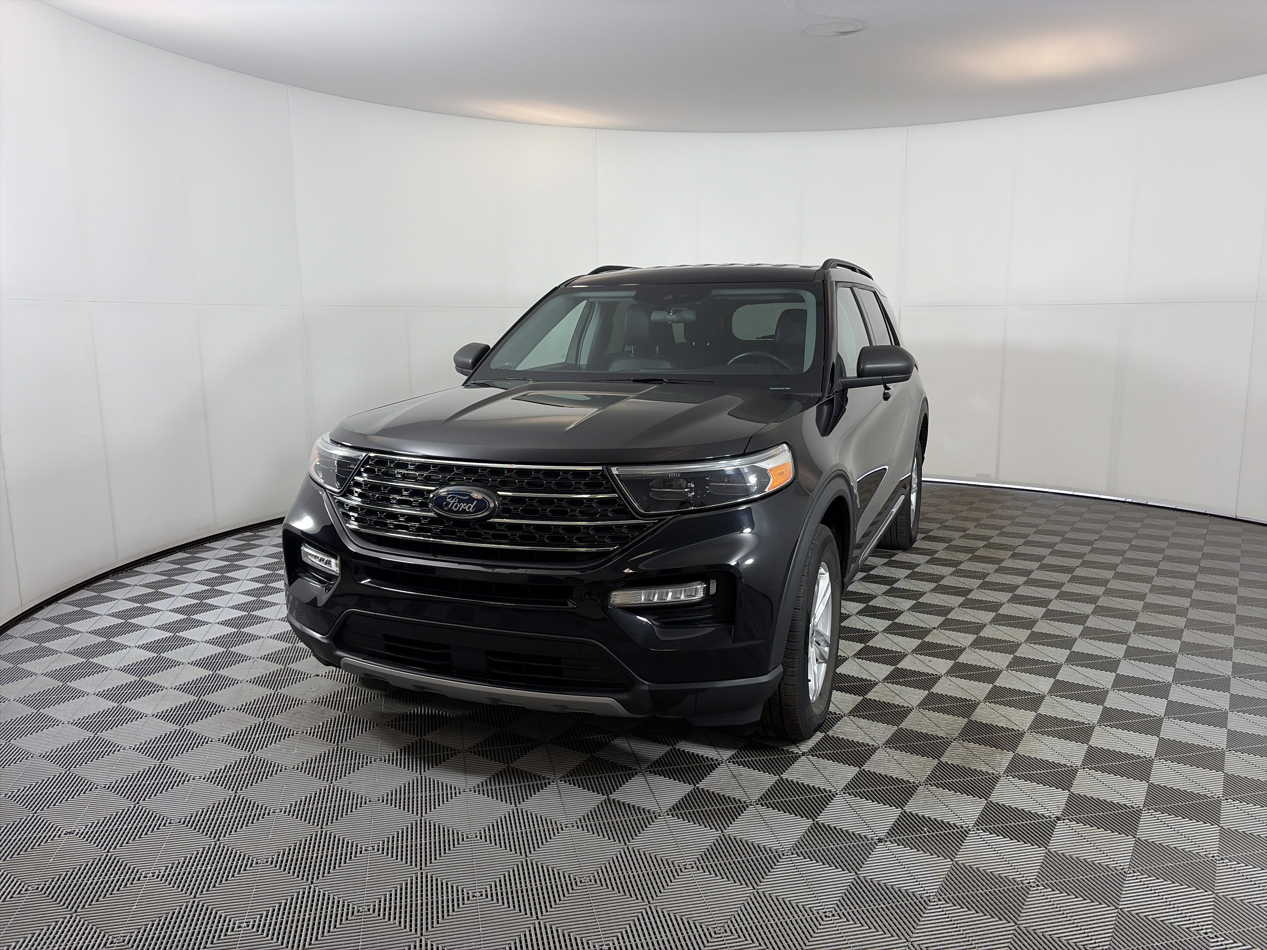 Used 2022 Ford Explorer XLT w/ Equipment Group 202A image 2