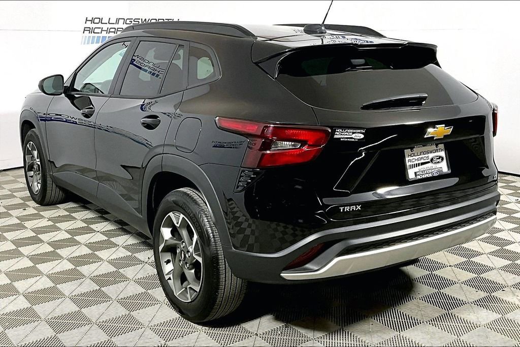 Used 2025 Chevrolet Trax LT w/ LT Convenience Package image 8