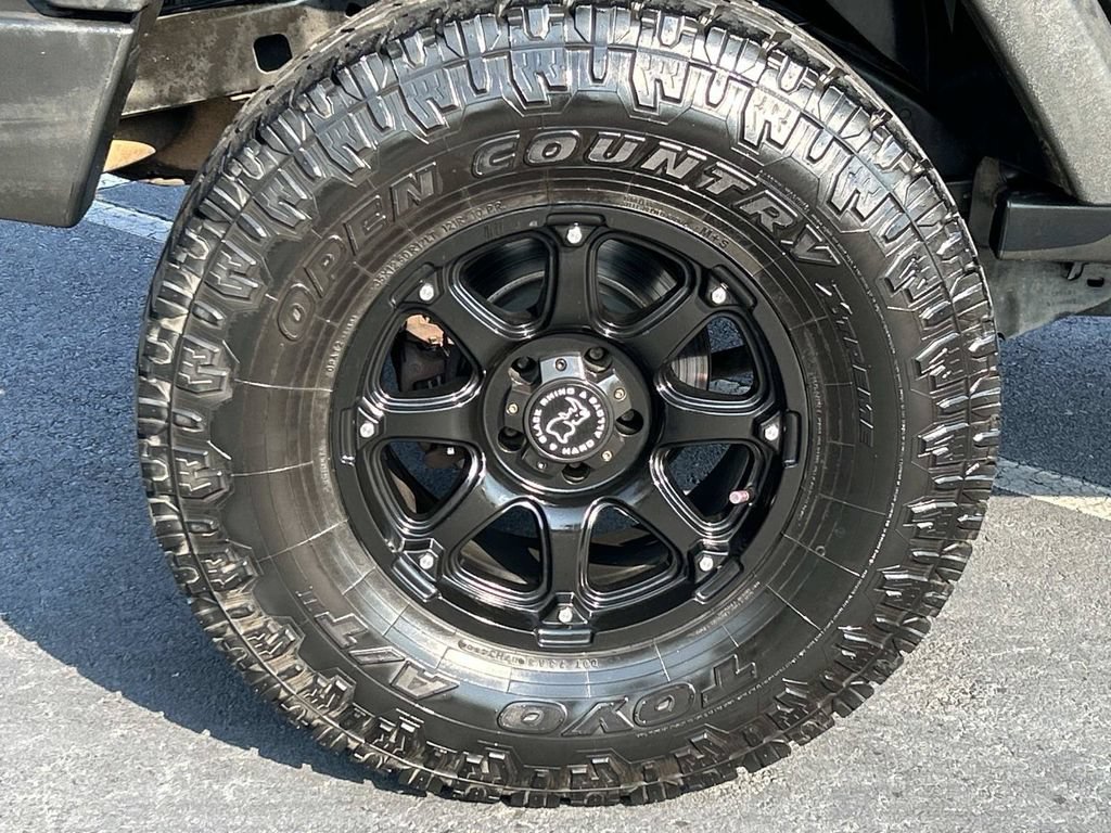 Used 2018 Jeep Wrangler Unlimited Rubicon w/ Connectivity Group AWD/4WD image 9
