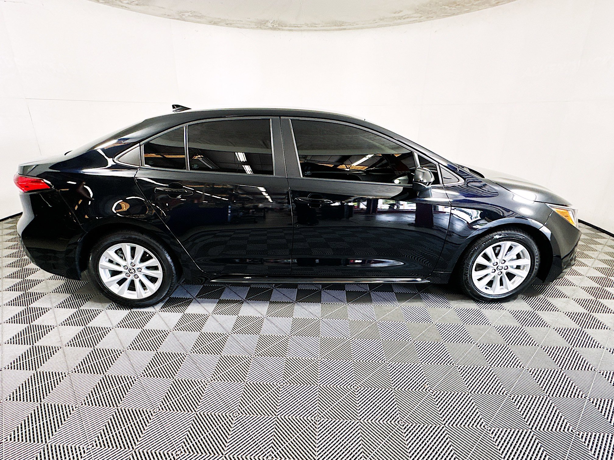 Used 2023 Toyota Corolla LE w/ LE Convenience Package FWD image 2