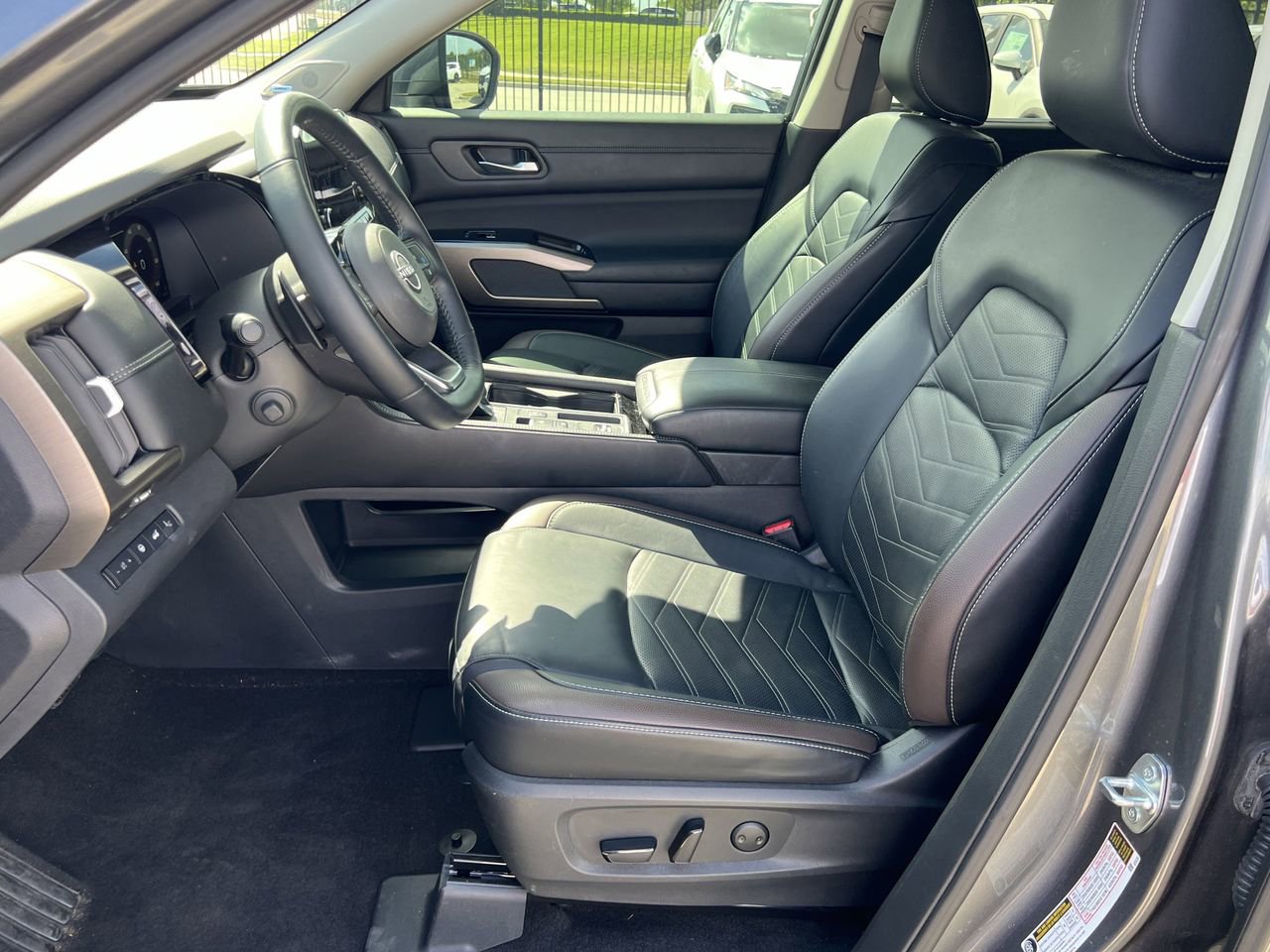 Certified 2023 Nissan Pathfinder Platinum w/ Black Appearance Package image 9