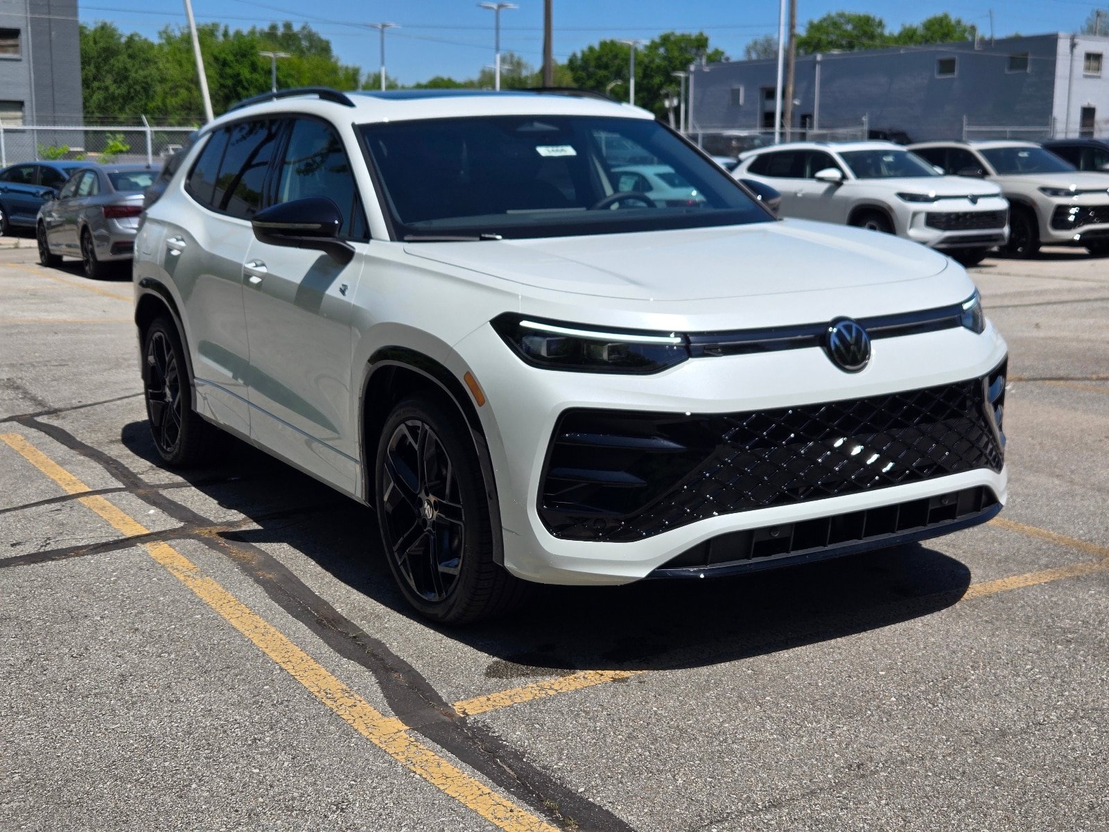New 2026 Volkswagen Tiguan SE R-Line FWD image 7