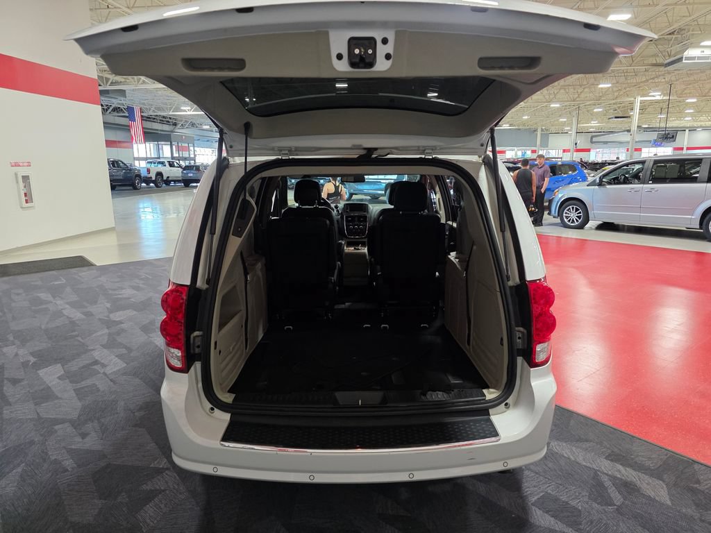 Used 2020 Dodge Grand Caravan SXT w/ Rear Park Assist Package FWD image 5