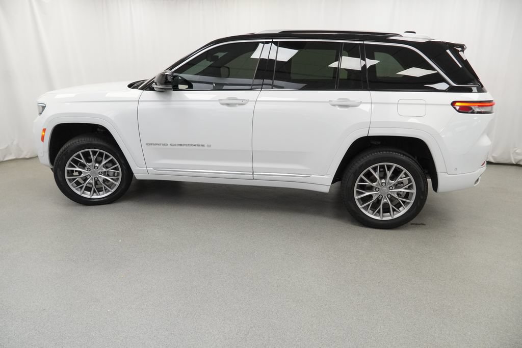 Certified 2022 Jeep Grand Cherokee Summit w/ Adv Protech Group IV AWD/4WD image 15