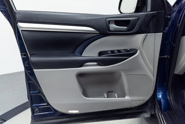 Used 2016 Toyota Highlander XLE image 11