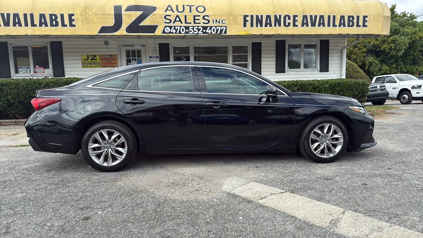 Used 2019 Toyota Avalon XLE w/ Moonroof Package FWD image 9