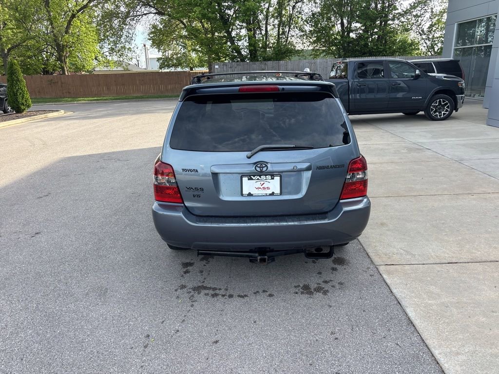 Used 2005 Toyota Highlander 2WD V6 w/ 3rd Row image 3