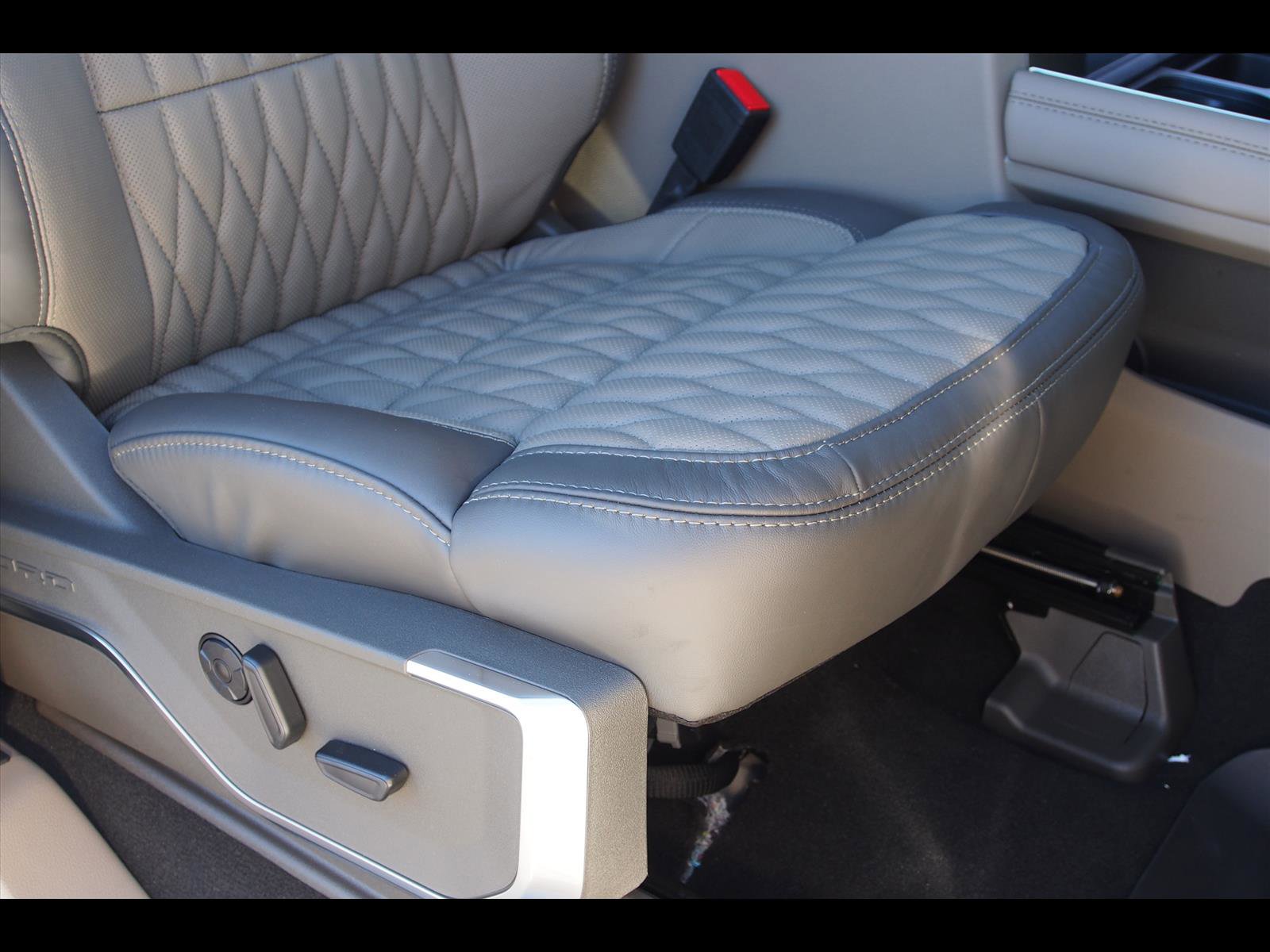 Used 2026 Ford F450 Platinum w/ Platinum Plus Package image 15