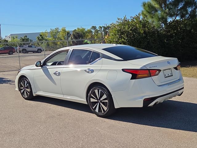 Used 2021 Nissan Altima 2.5 SV w/ SV Premium Package image 3