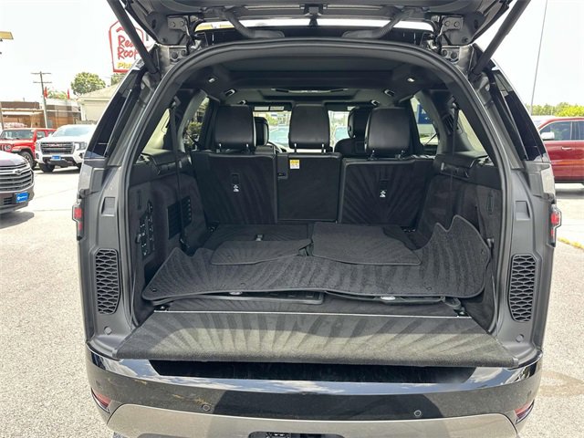 Used 2024 Land Rover Discovery Dynamic SE image 10
