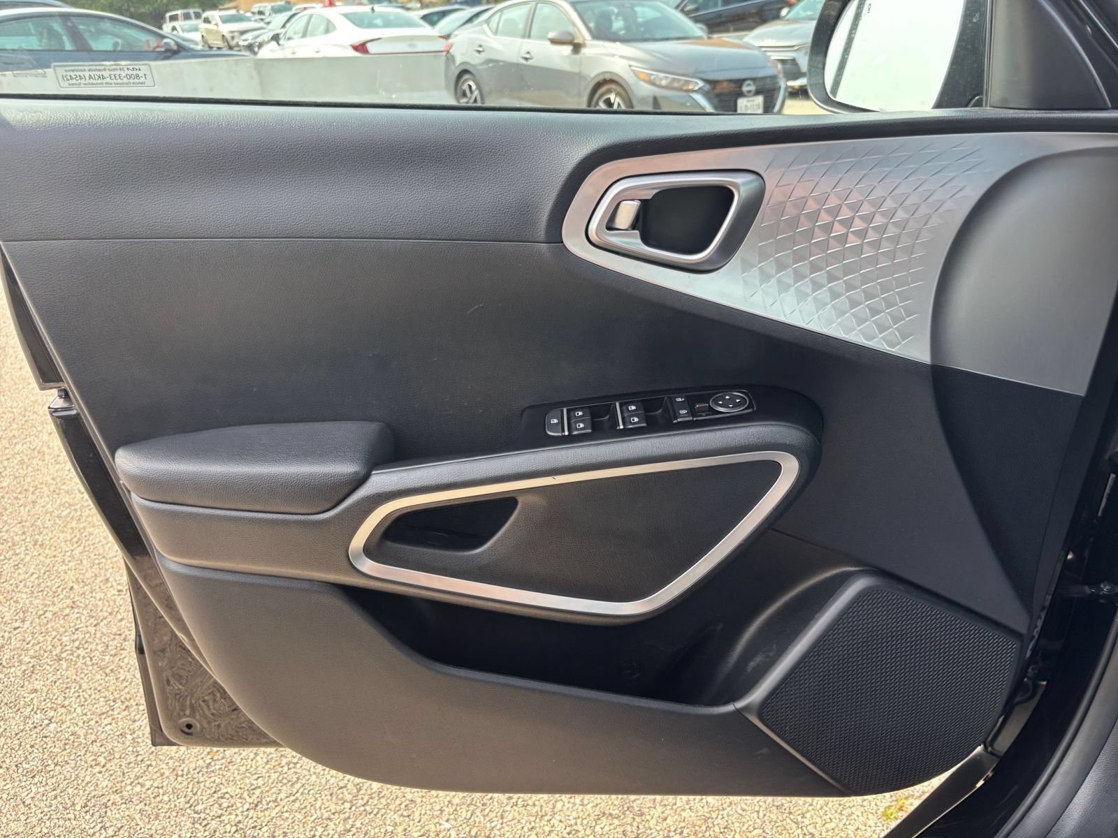 Used 2025 Kia Soul LX w/ LX Technology Package FWD image 18