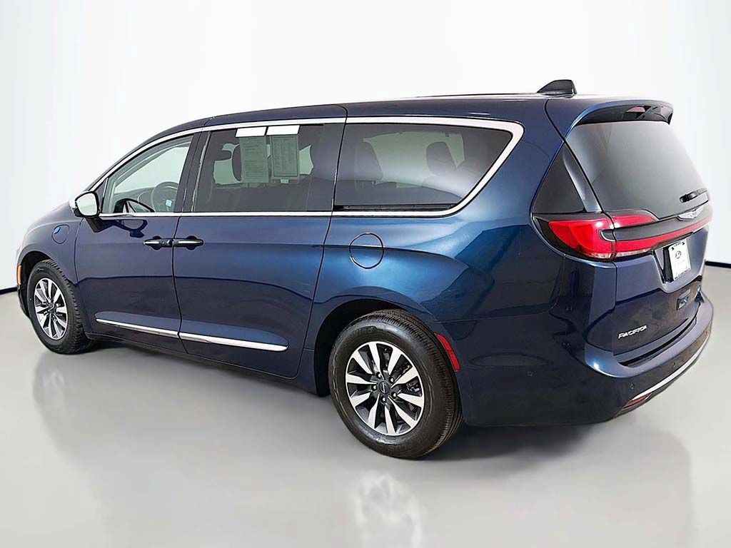 Used 2023 Chrysler Pacifica Limited w/ Uconnect Theater Family Group FWD image 15