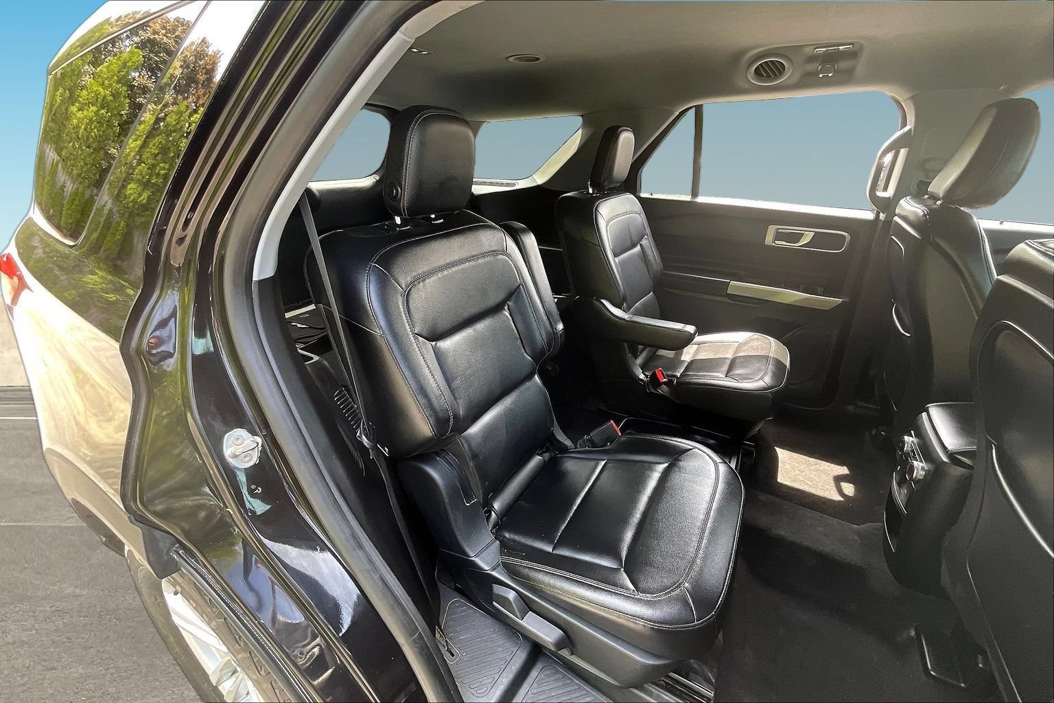 Used 2020 Ford Explorer XLT w/ Equipment Group 202A AWD/4WD image 24