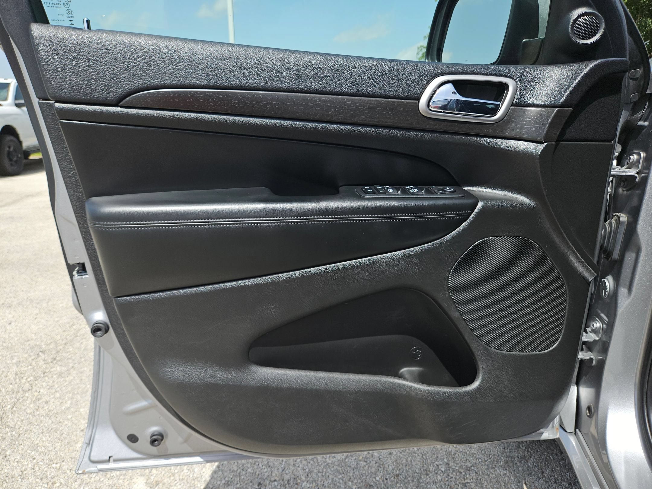 Used 2018 Jeep Grand Cherokee Altitude RWD image 11