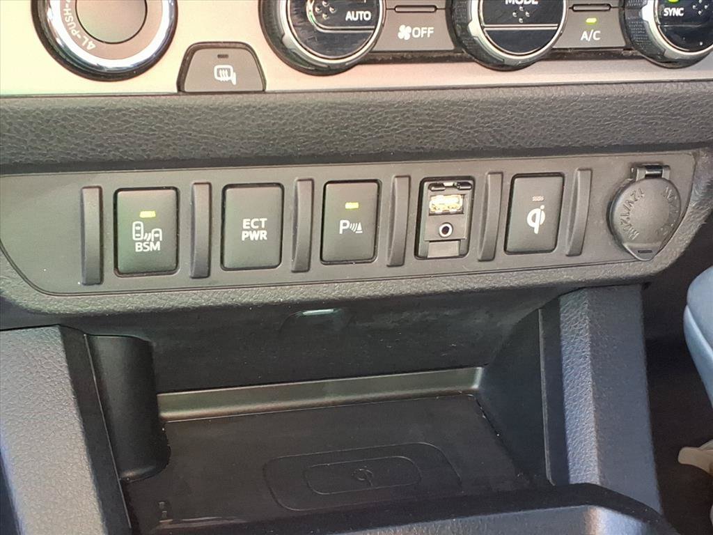 Used 2017 Toyota Tacoma TRD Sport AWD/4WD image 30