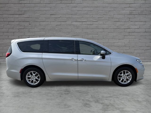 Used 2023 Chrysler Pacifica Touring-L FWD image 6