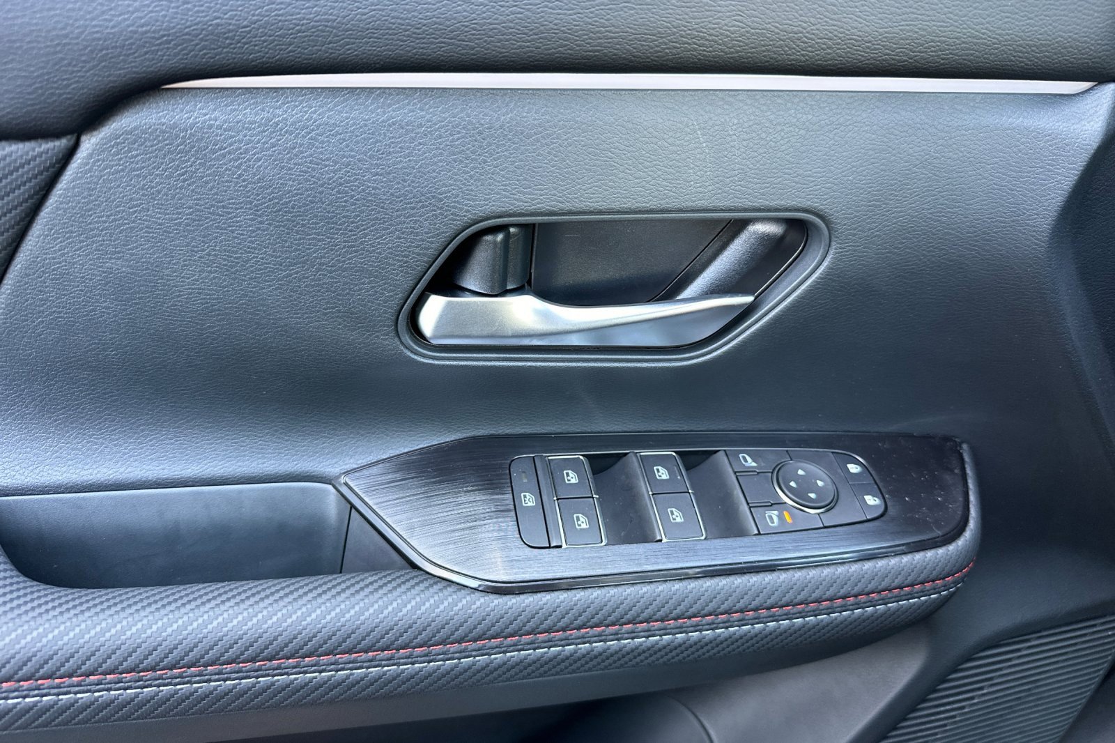 New 2025 Nissan Kicks SR image 8