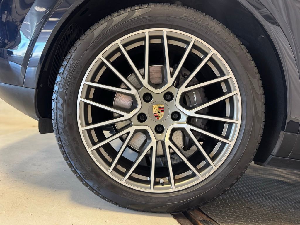 Certified 2023 Porsche Cayenne Platinum Edition image 51