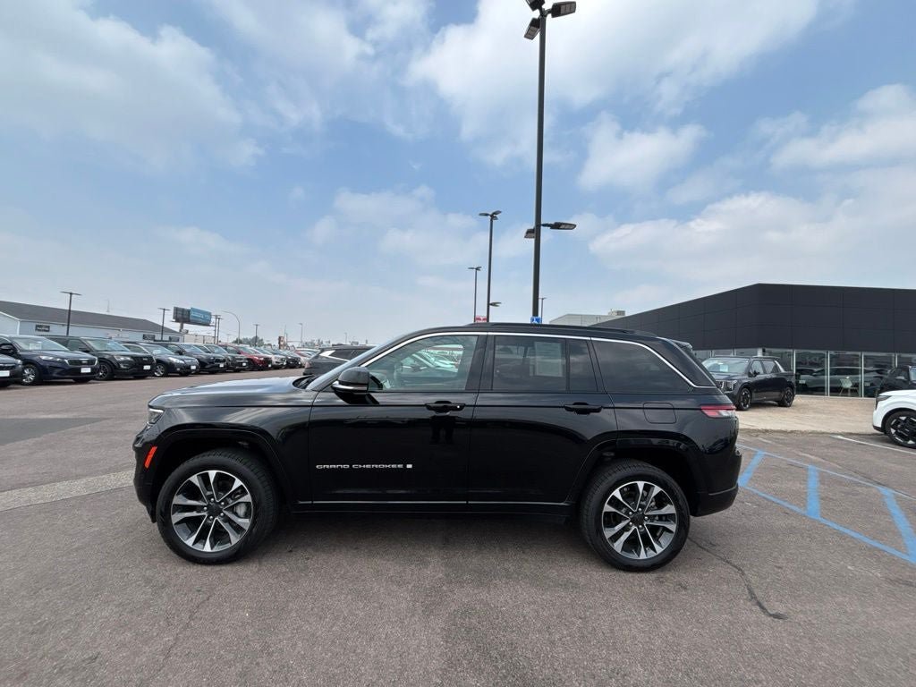 Used 2024 Jeep Grand Cherokee Overland AWD/4WD image 8
