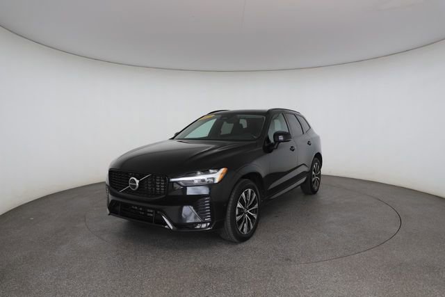 Used 2023 Volvo XC60 B5 Plus image 2