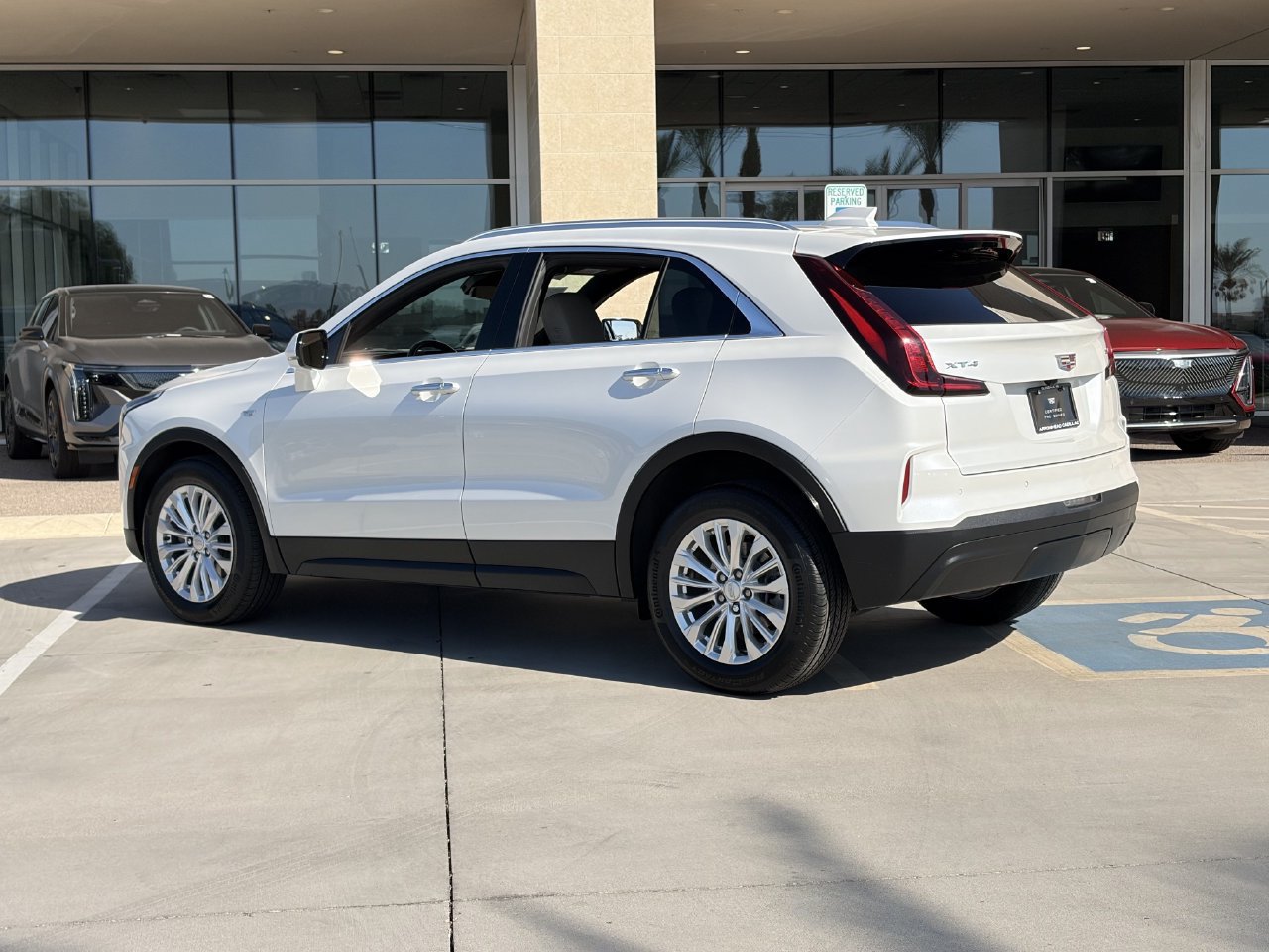 Certified 2024 Cadillac XT4 Luxury w/ Cold Weather Package FWD image 7