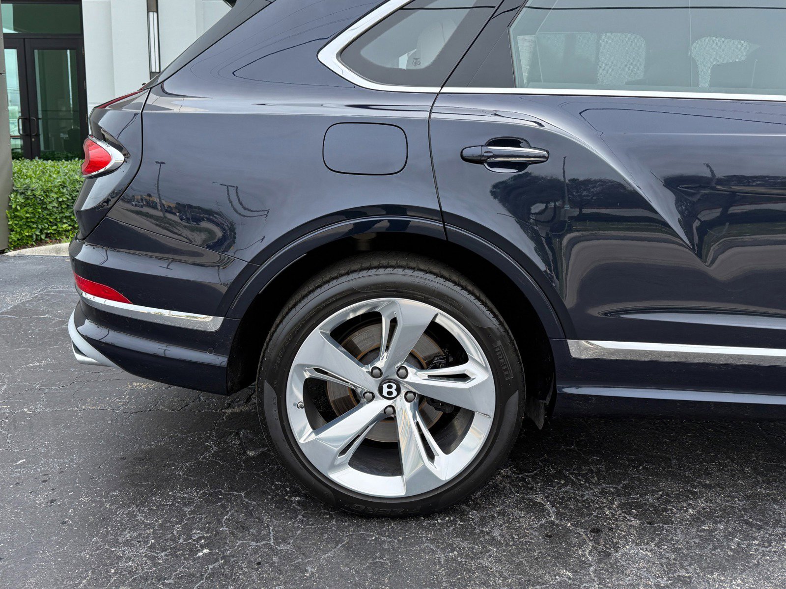 Used 2023 Bentley Bentayga Extended Wheelbase image 4