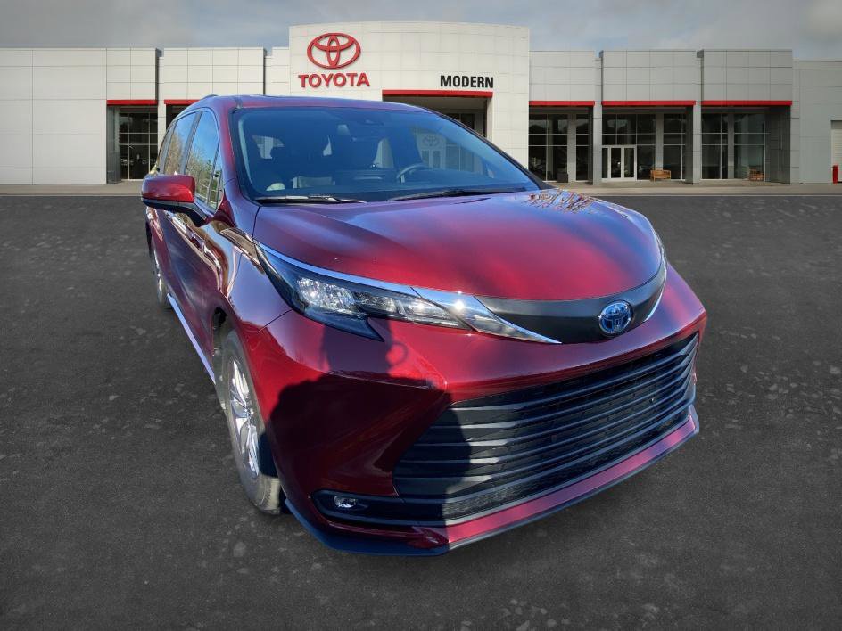 Certified 2025 Toyota Sienna XLE image 3