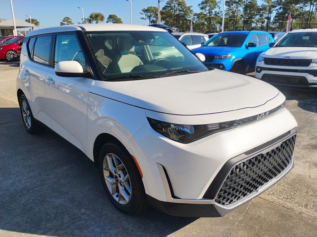 Used 2023 Kia Soul LX w/ LX Technology Package image 3