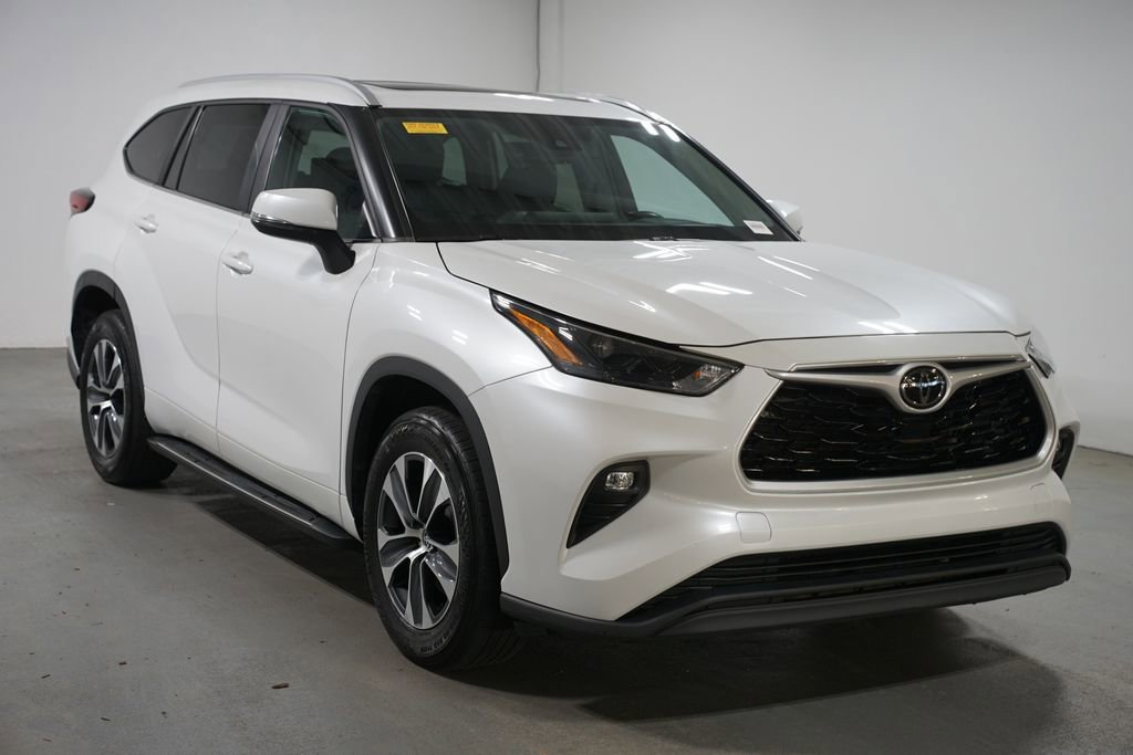 Used 2023 Toyota Highlander XLE image 3