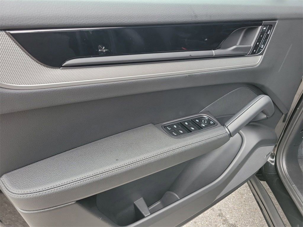 Certified 2025 Porsche Cayenne image 25