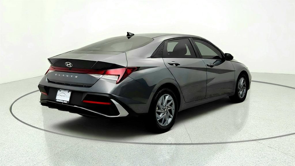Used 2024 Hyundai Elantra SEL FWD image 5