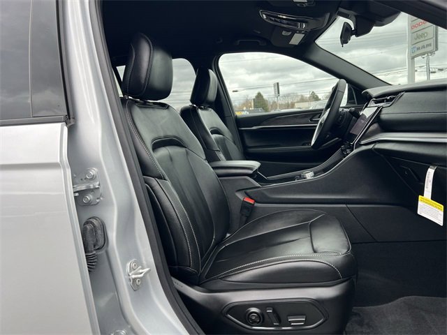 Used 2025 Jeep Grand Cherokee Limited image 19