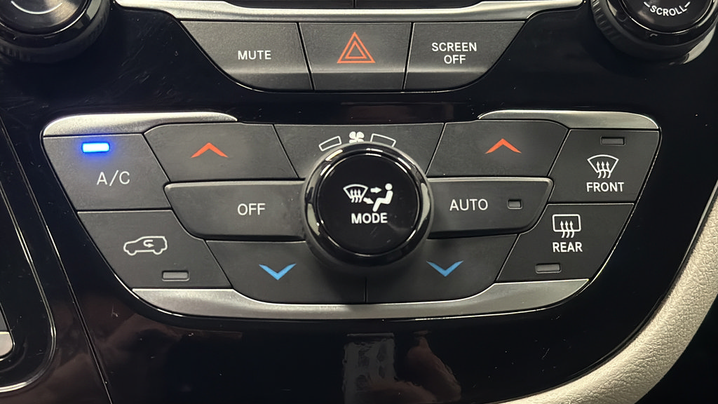 Used 2024 Chrysler Pacifica Touring-L FWD image 17