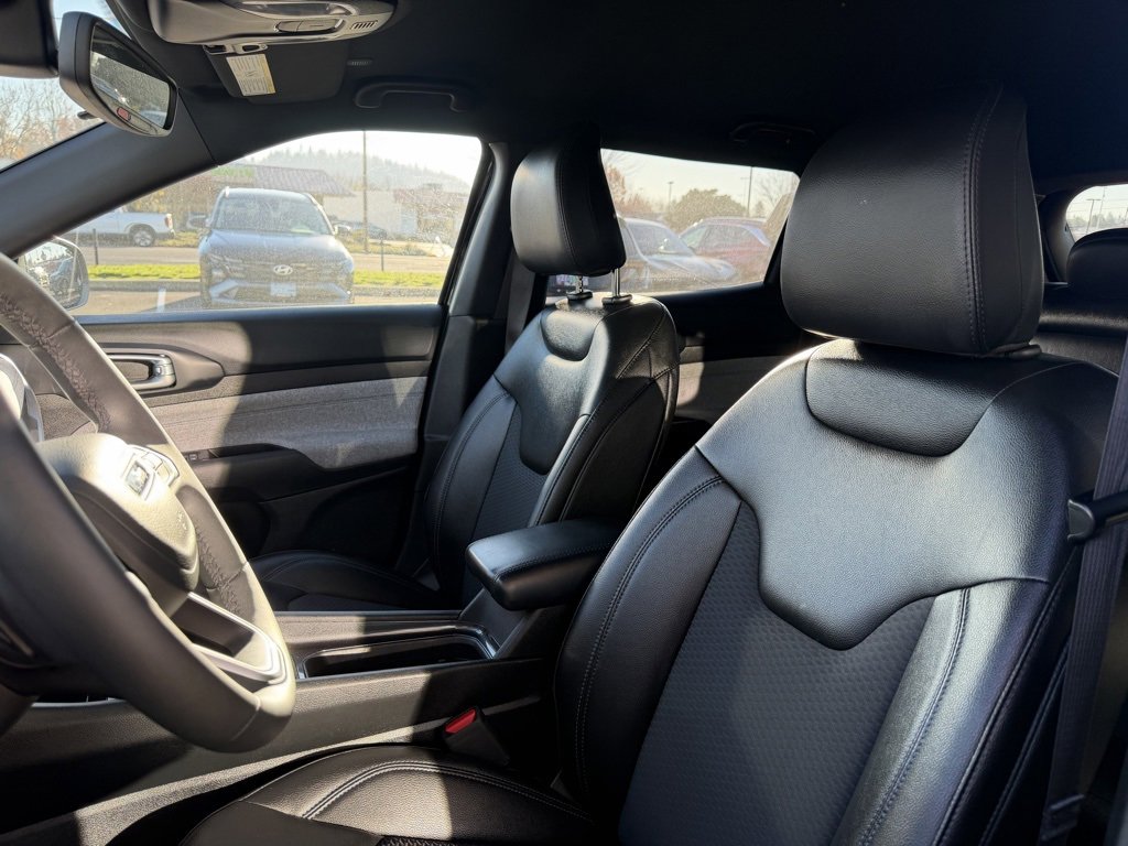 Used 2024 Jeep Compass Latitude image 13